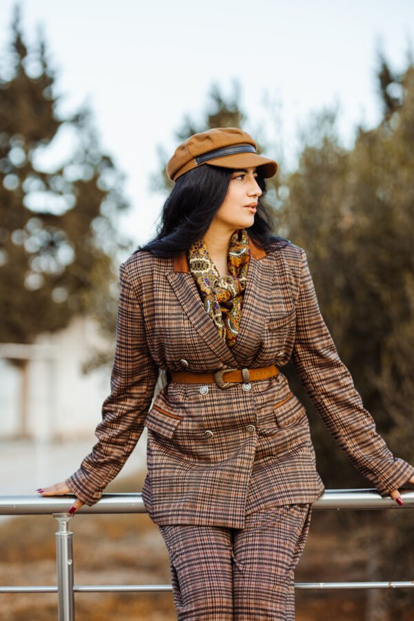 1Z4A5775 Blazer Croisé & Pantalon Large – à Carreaux – Élégance Intemporelle