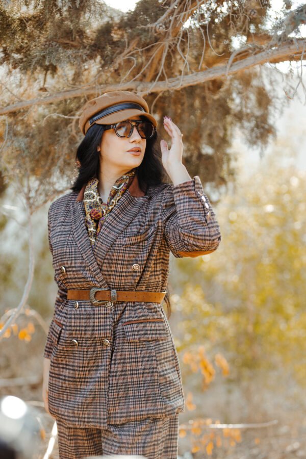 1Z4A5927 Blazer Croisé & Pantalon Large – à Carreaux – Élégance Intemporelle