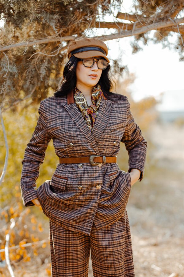 1Z4A5939 Blazer Croisé & Pantalon Large – à Carreaux – Élégance Intemporelle