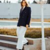 1Z4A6110 Blazer Croisé-Bleu Marine & Pantalon Large – Blanc : Collection Noblesse