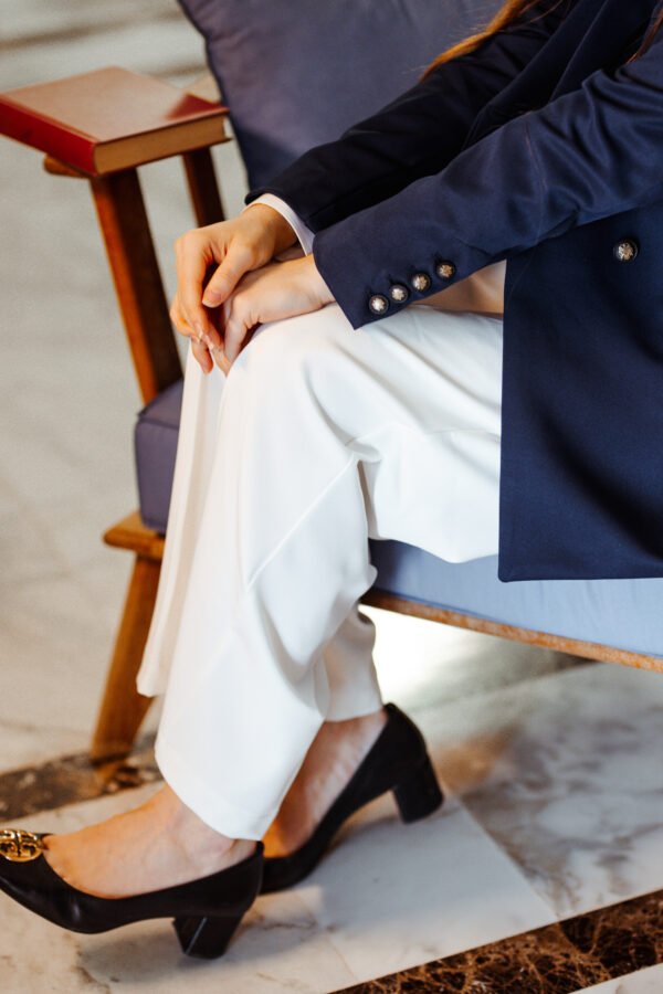 1Z4A6253 Blazer Croisé-Bleu Marine & Pantalon Large – Blanc : Collection Noblesse