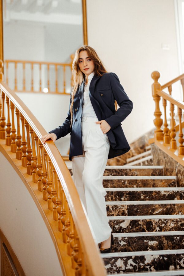 1Z4A6254 Blazer Croisé-Bleu Marine & Pantalon Large – Blanc : Collection Noblesse