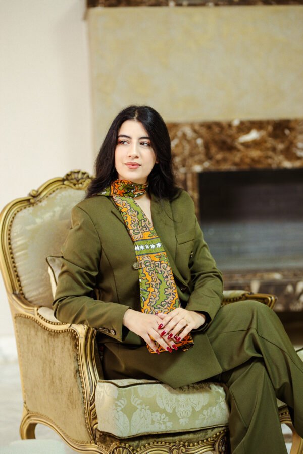 1Z4A6331 Blazer Croisé & Pantalon Large – vert kaki - Collection Noblesse