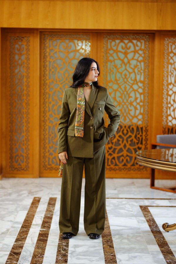 1Z4A6348 Blazer Croisé & Pantalon Large – vert kaki - Collection Noblesse