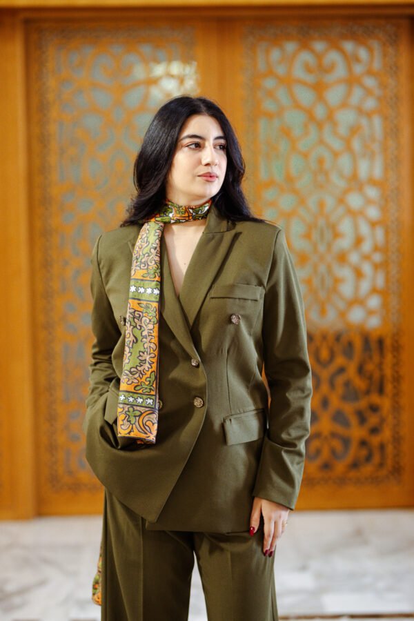 1Z4A6368 Blazer Croisé & Pantalon Large – vert kaki - Collection Noblesse