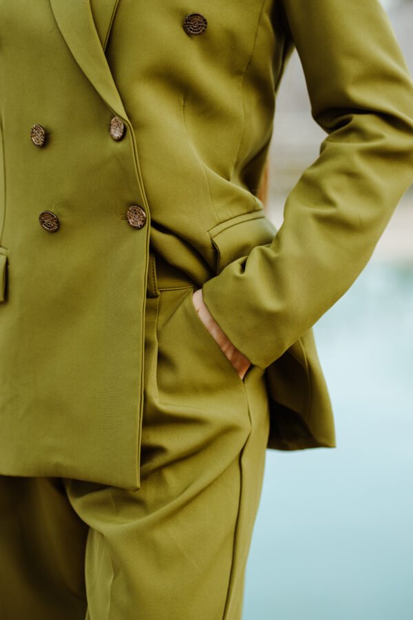 Blazer Croisé & Pantalon Large – Vert Olive– Collection Noblesse