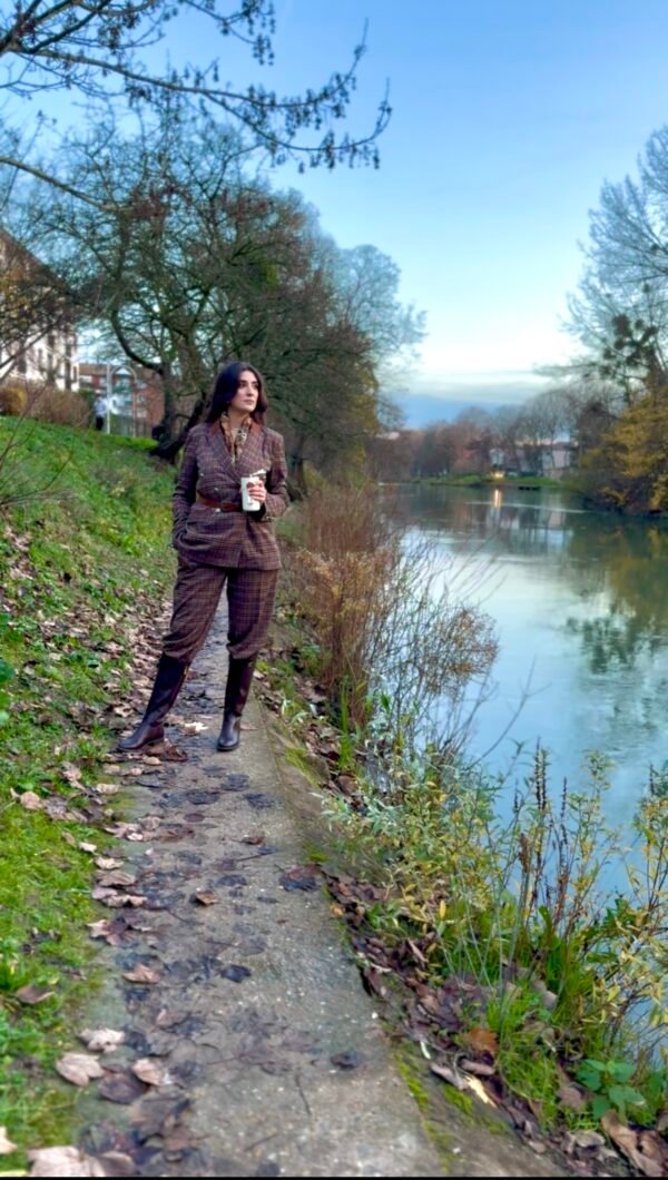 Screenshot Blazer Croisé & Pantalon Large – à Carreaux – Élégance Intemporelle