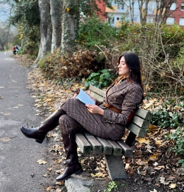 Screenshot Blazer Croisé & Pantalon Large – à Carreaux – Élégance Intemporelle