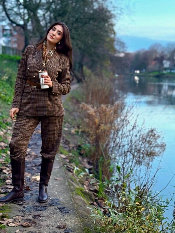 IMG_5008 Blazer Croisé & Pantalon Large – à Carreaux – Élégance Intemporelle