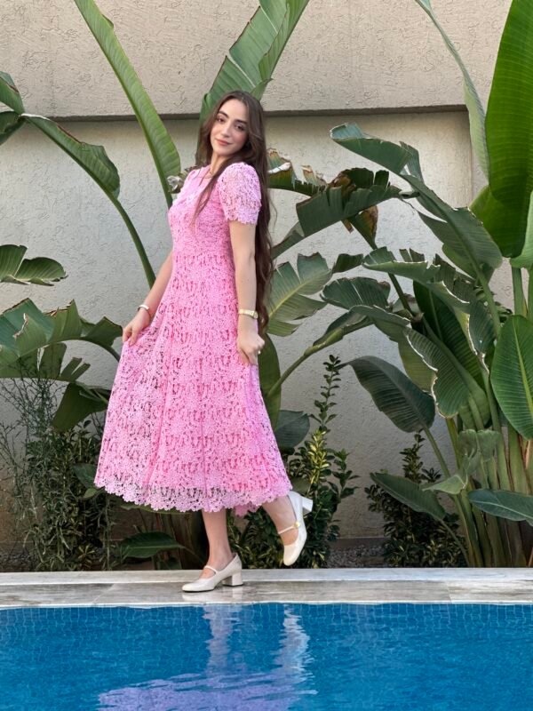Robe Midi en Dentelle Guipure  Rose avec Boutons Diamond