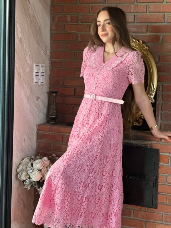 Robe Midi en Dentelle Guipure  Rose avec Boutons Diamond
