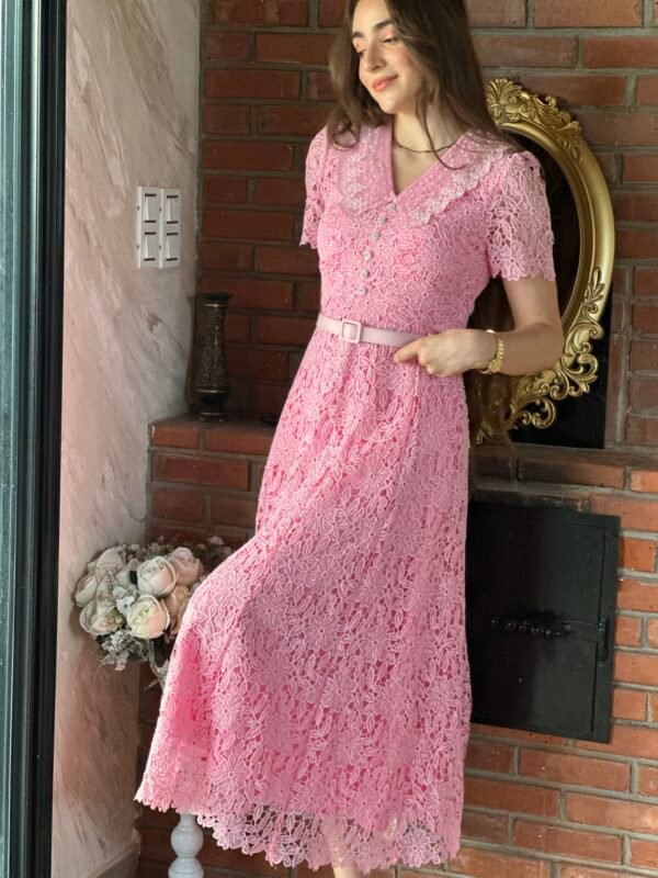 Robe Midi en Dentelle Guipure  Rose avec Boutons Diamond