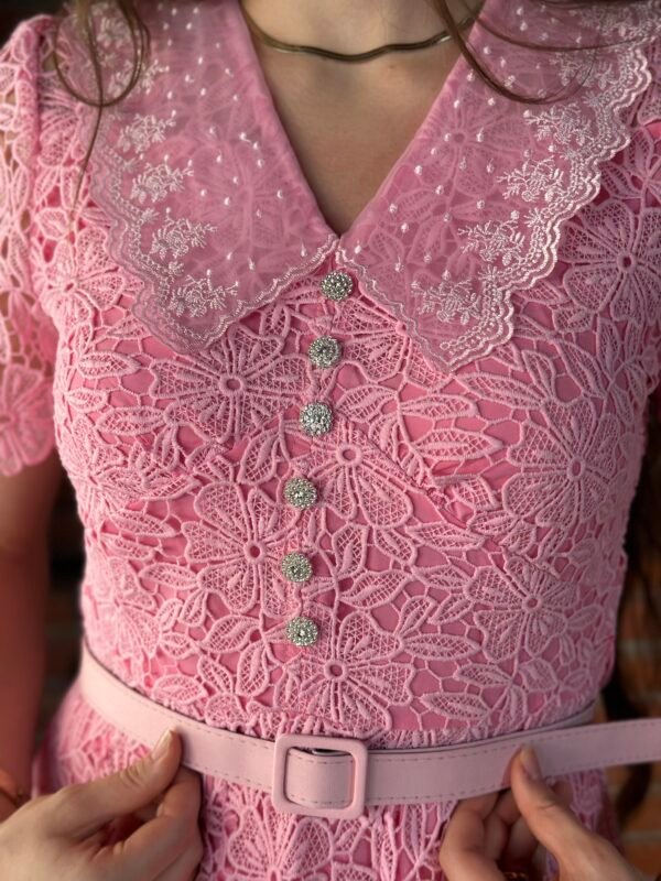 Robe Midi en Dentelle Guipure  Rose avec Boutons Diamond