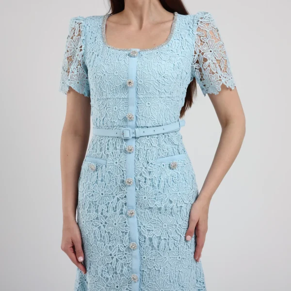 IMG_2760 (1) Robe Midi en Dentelle Guipure Bleu Ciel – à motifs floraux