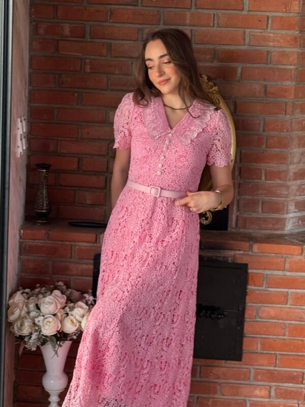 Robe Midi en Dentelle Guipure  Rose avec Boutons Diamond