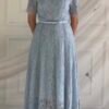 Robe midi en dentelle bleu ciel avec ceinture fine