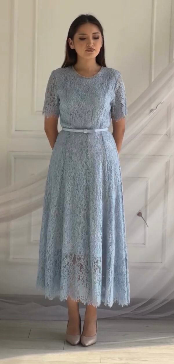 Robe midi en dentelle bleu ciel avec ceinture fine