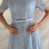 Robe midi en dentelle bleu ciel avec ceinture fine