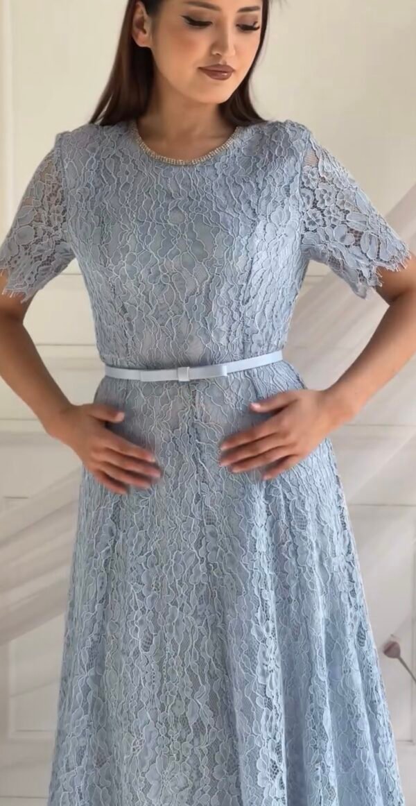 Robe midi en dentelle bleu ciel avec ceinture fine