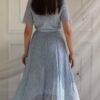 Robe midi en dentelle bleu ciel avec ceinture fine