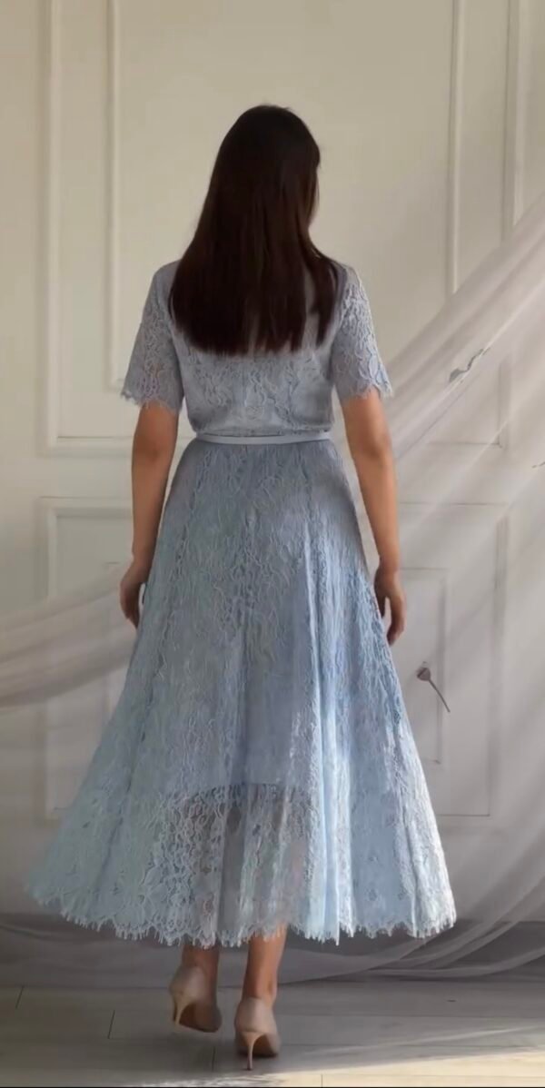 Robe midi en dentelle bleu ciel avec ceinture fine