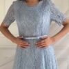 Robe midi en dentelle bleu ciel avec ceinture fine