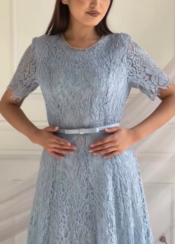 Robe midi en dentelle bleu ciel avec ceinture fine