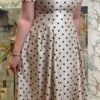 Robe midi ivoire à pois noirs avec col perlé – élégance rétro chic