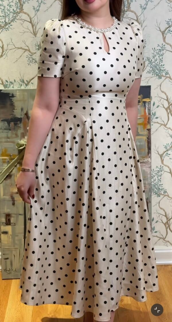 Robe midi ivoire à pois noirs avec col perlé – élégance rétro chic