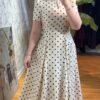 Robe midi ivoire à pois noirs avec col perlé – élégance rétro chic