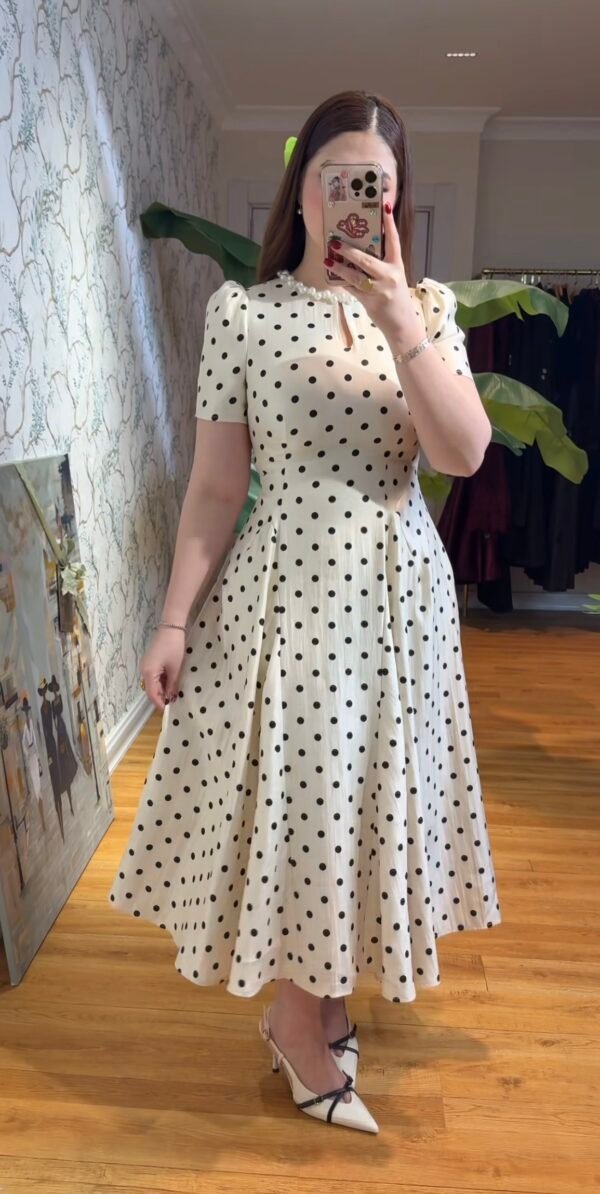 Robe midi ivoire à pois noirs avec col perlé – élégance rétro chic