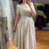 Robe midi ivoire à pois noirs avec col perlé – élégance rétro chic