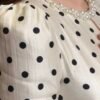 Robe midi ivoire à pois noirs avec col perlé – élégance rétro chic